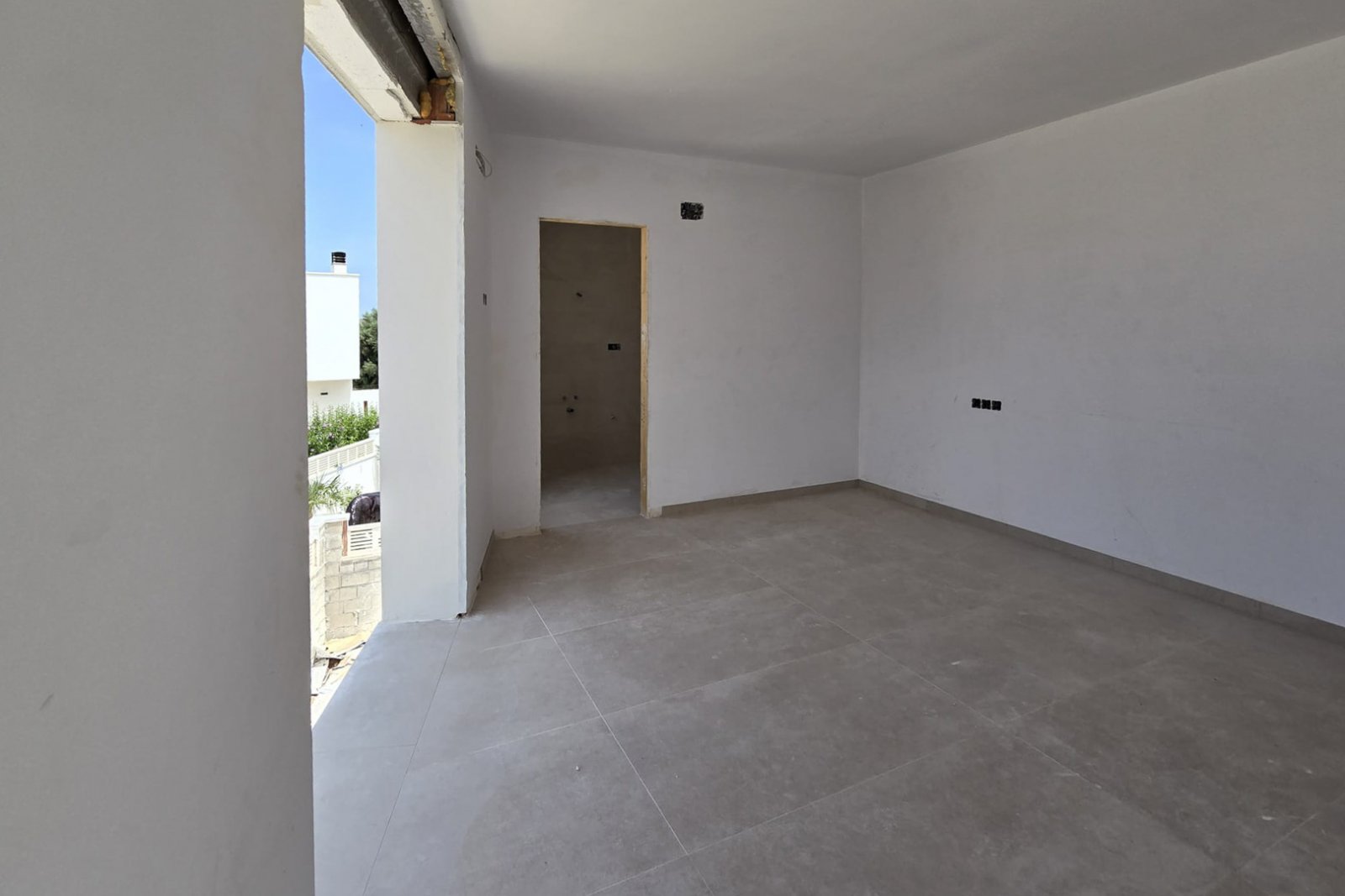 8288VER Moderne Villa im Bau in Meeresnähe zum Verkauf in Vergel.