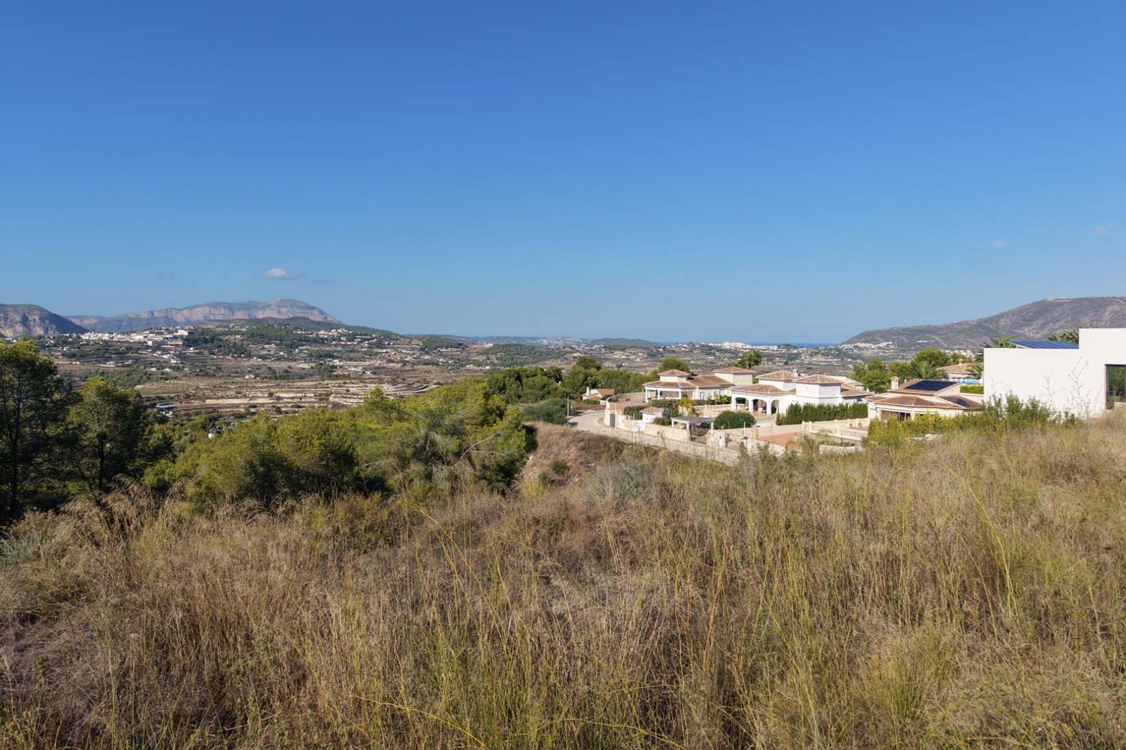 8304MOR Stadtgrundstück mit freiem Blick auf die Berge und teilweise auf das Meer, zu verkaufen in Moraira. 