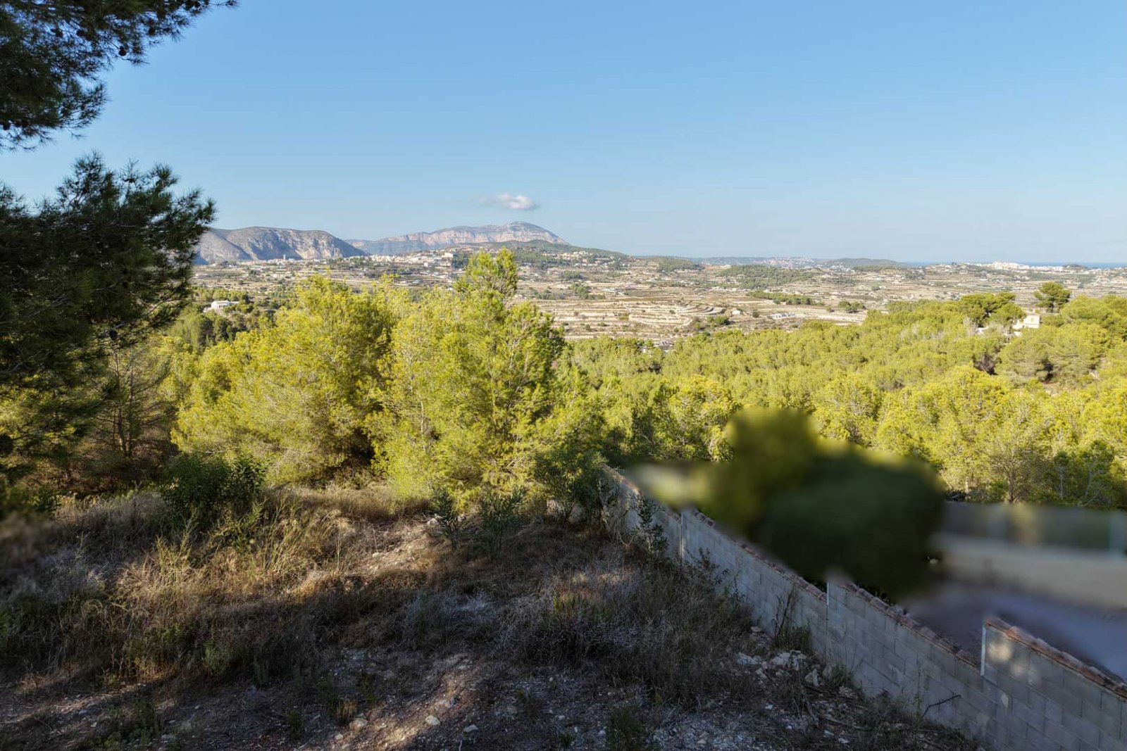 8305MOR Städtisches Grundstück mit freiem Blick auf das Tal und teilweisem Blick auf das Meer, zu verkaufen in Moraira.