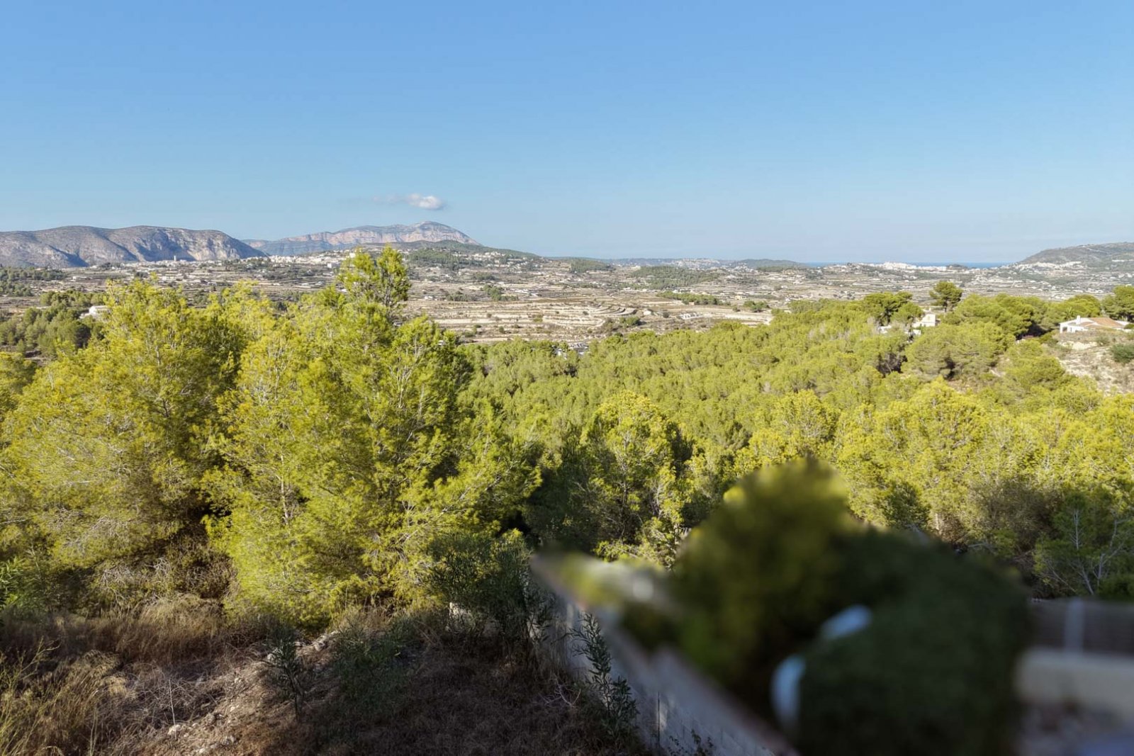 8305MOR Städtisches Grundstück mit freiem Blick auf das Tal und teilweisem Blick auf das Meer, zu verkaufen in Moraira.