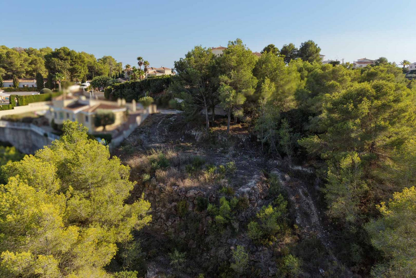 8305MOR Städtisches Grundstück mit freiem Blick auf das Tal und teilweisem Blick auf das Meer, zu verkaufen in Moraira.