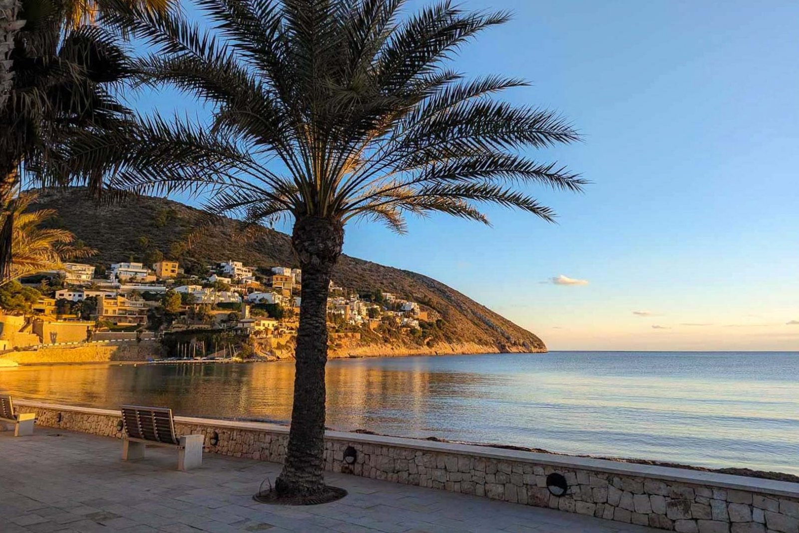 8305MOR Städtisches Grundstück mit freiem Blick auf das Tal und teilweisem Blick auf das Meer, zu verkaufen in Moraira.