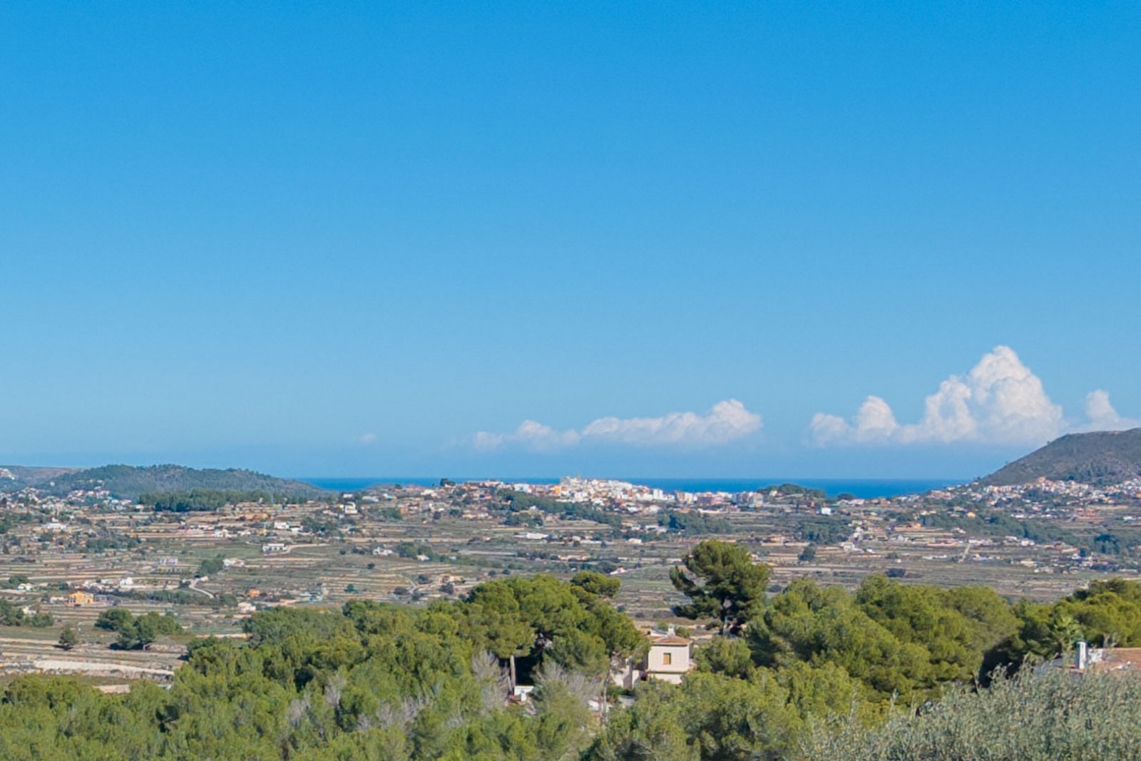 8305MOR Städtisches Grundstück mit freiem Blick auf das Tal und teilweisem Blick auf das Meer, zu verkaufen in Moraira.