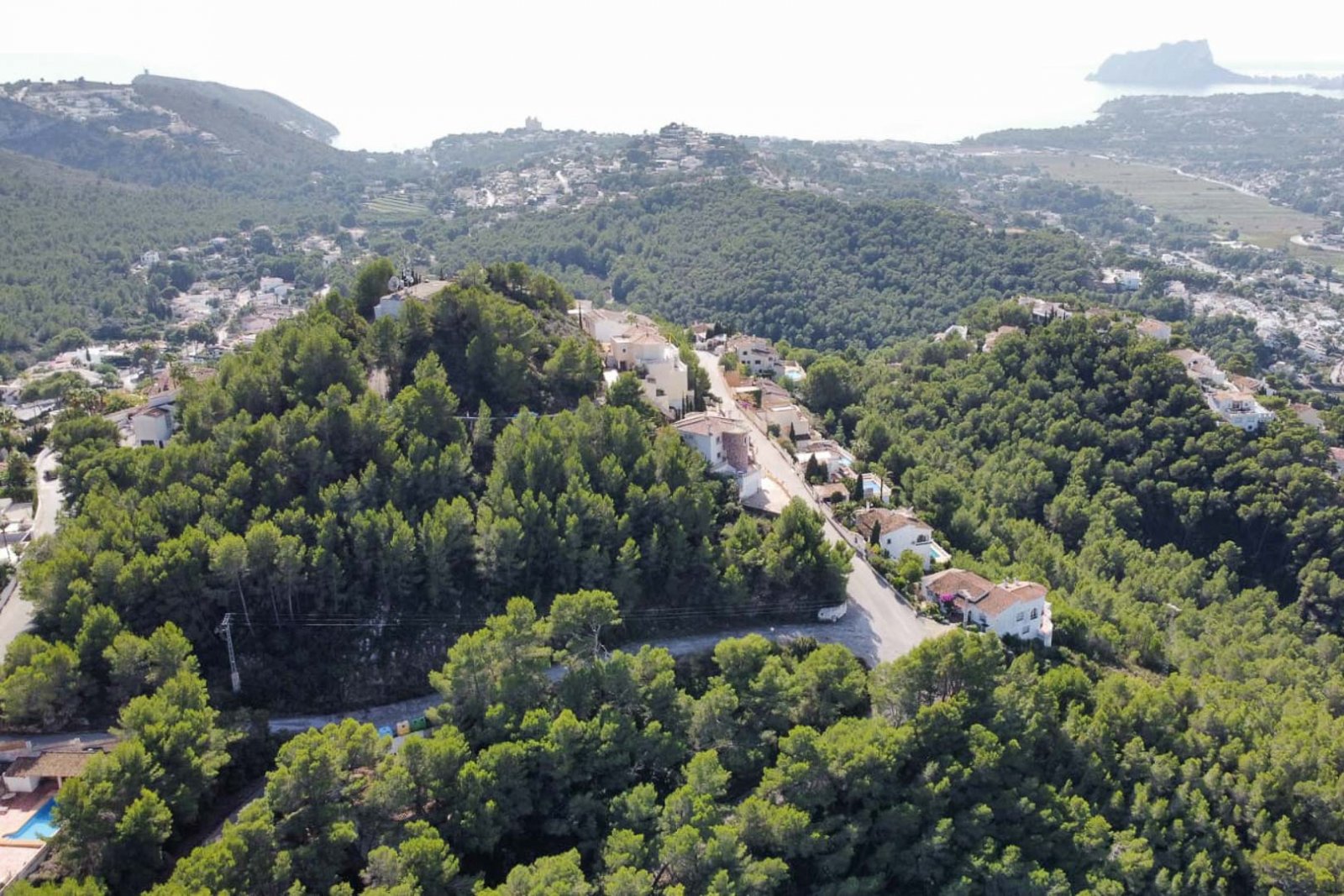 8243MOR Stadtgrundstück mit Panoramablick auf die Berge zum Verkauf in Moraira. 