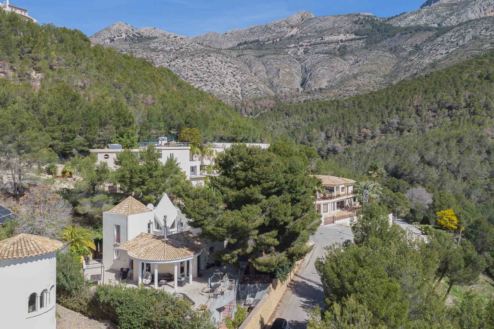 8256ALT Mediterrane Villa mit Teilblick auf das Meer und die Berge zum Verkauf in Altea. 