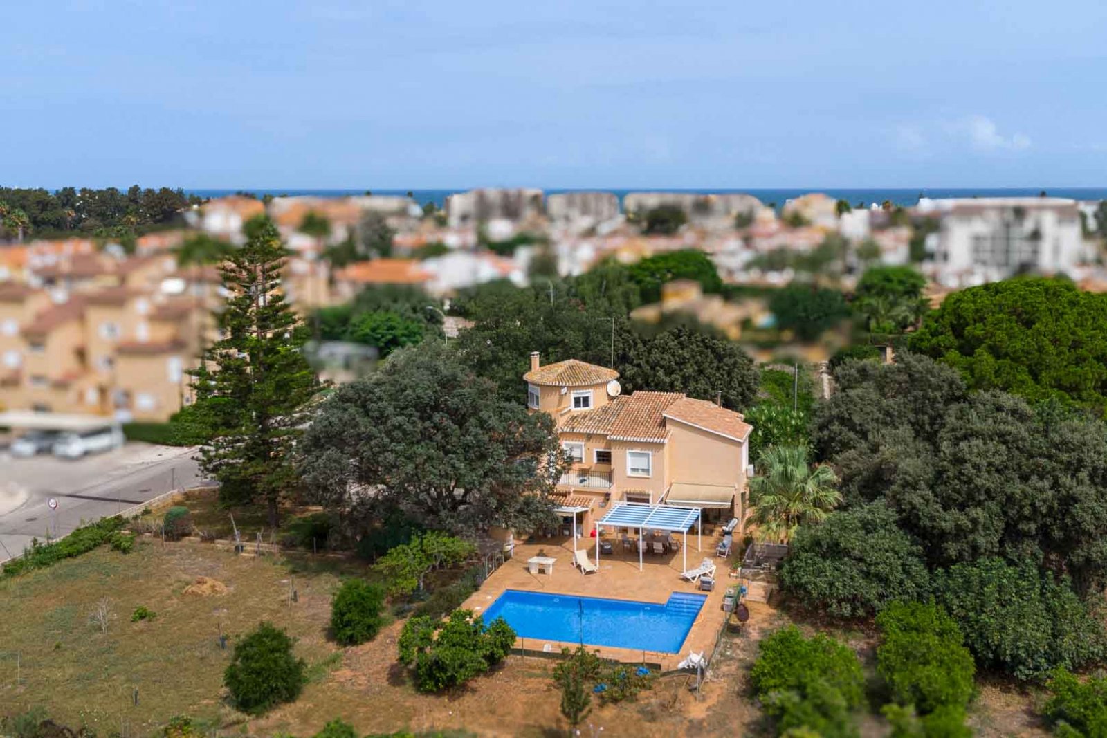 8290DEN Mediterrane Villa mit Pool, großem Grundstück, 550 m vom Strand entfernt und in der Nähe des Zentrums, zu verkaufen in Denia.