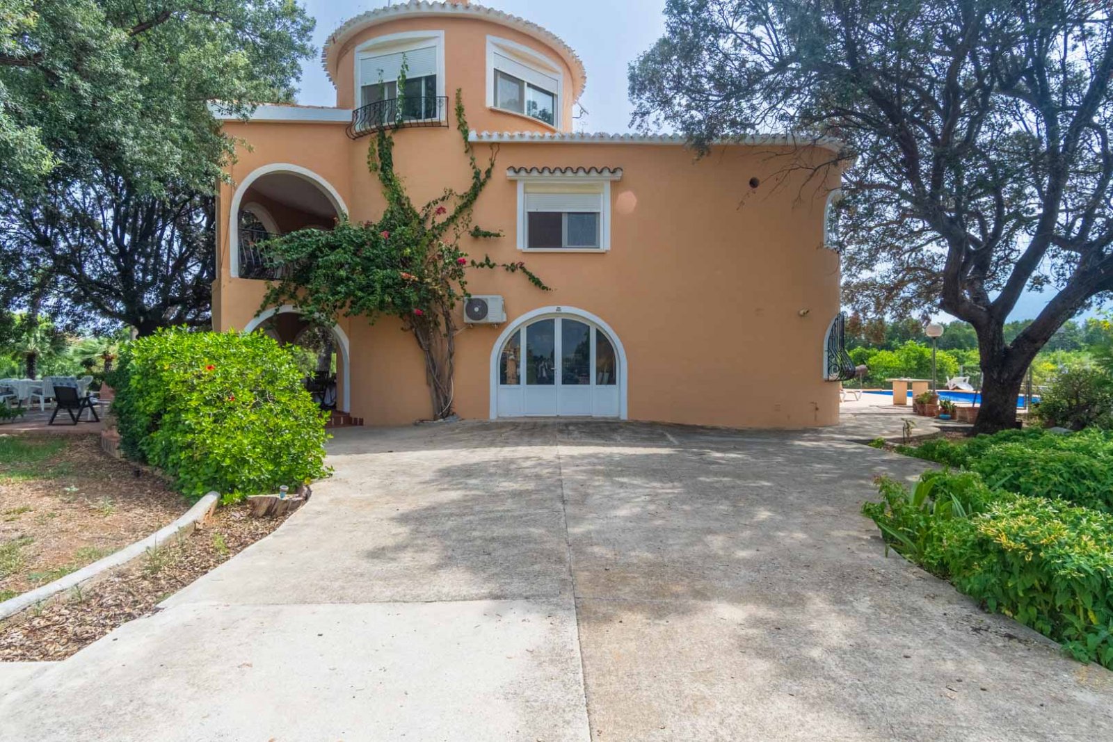 8290DEN Mediterrane Villa mit Pool, großem Grundstück, 550 m vom Strand entfernt und in der Nähe des Zentrums, zu verkaufen in Denia.