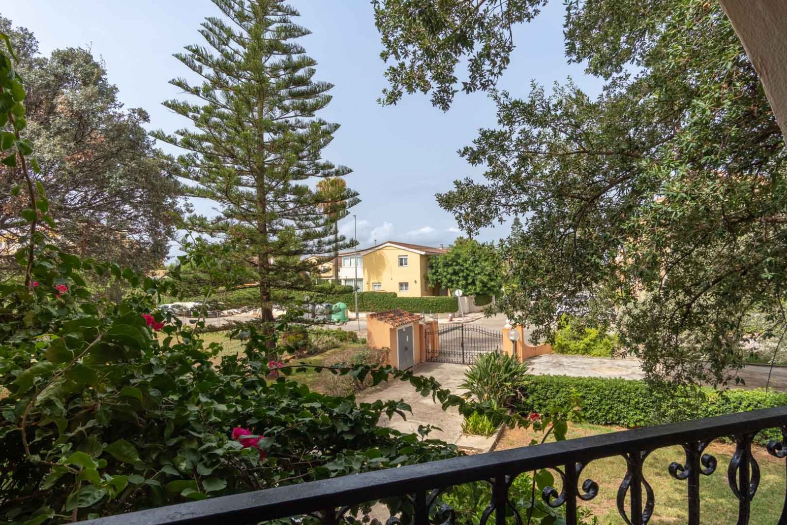 8290DEN Mediterrane Villa mit Pool, großem Grundstück, 550 m vom Strand entfernt und in der Nähe des Zentrums, zu verkaufen in Denia.