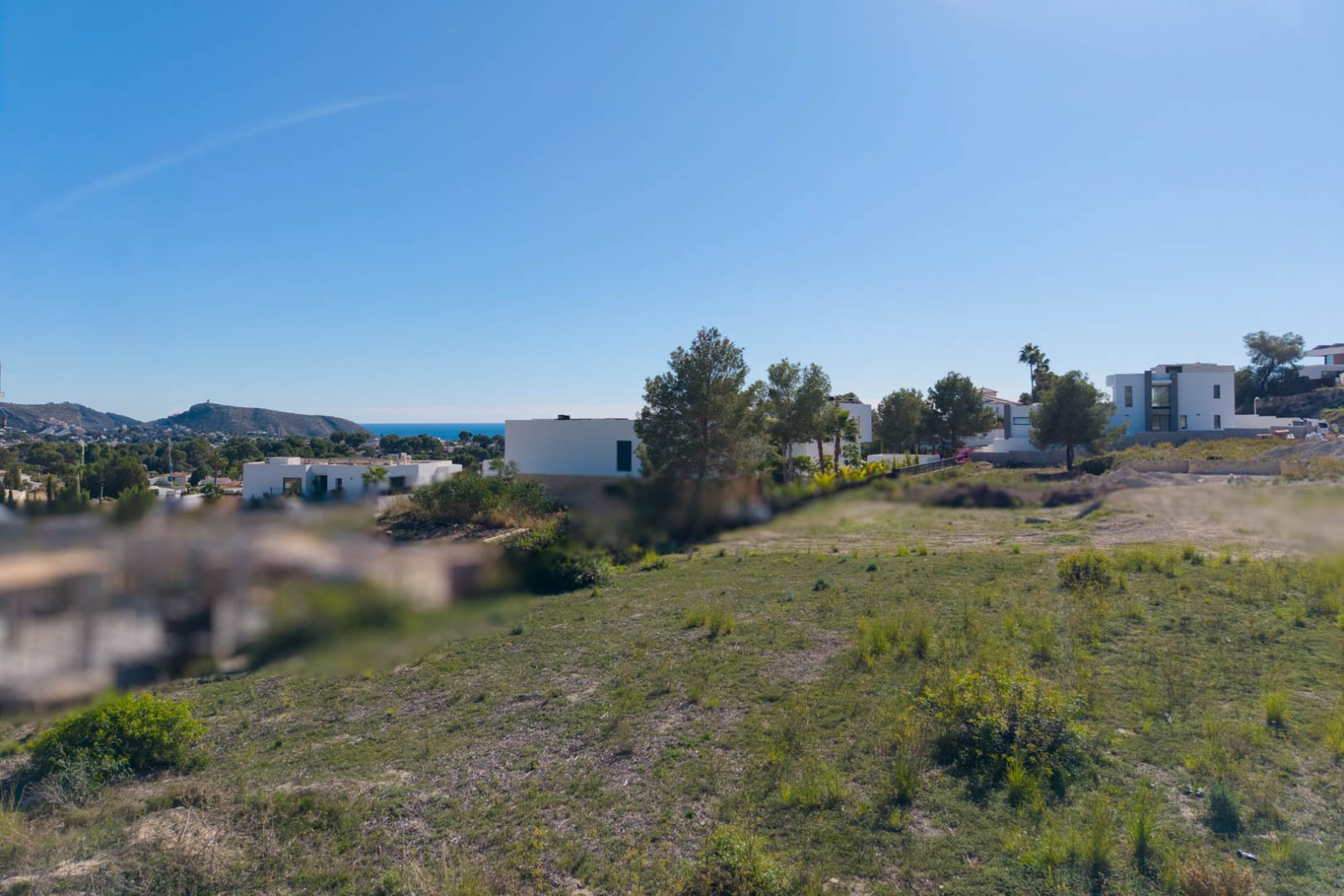 8306MOR Flaches Stadtgrundstück mit freiem Blick ins Tal und teilweisem Meerblick in Moraira zu verkaufen.