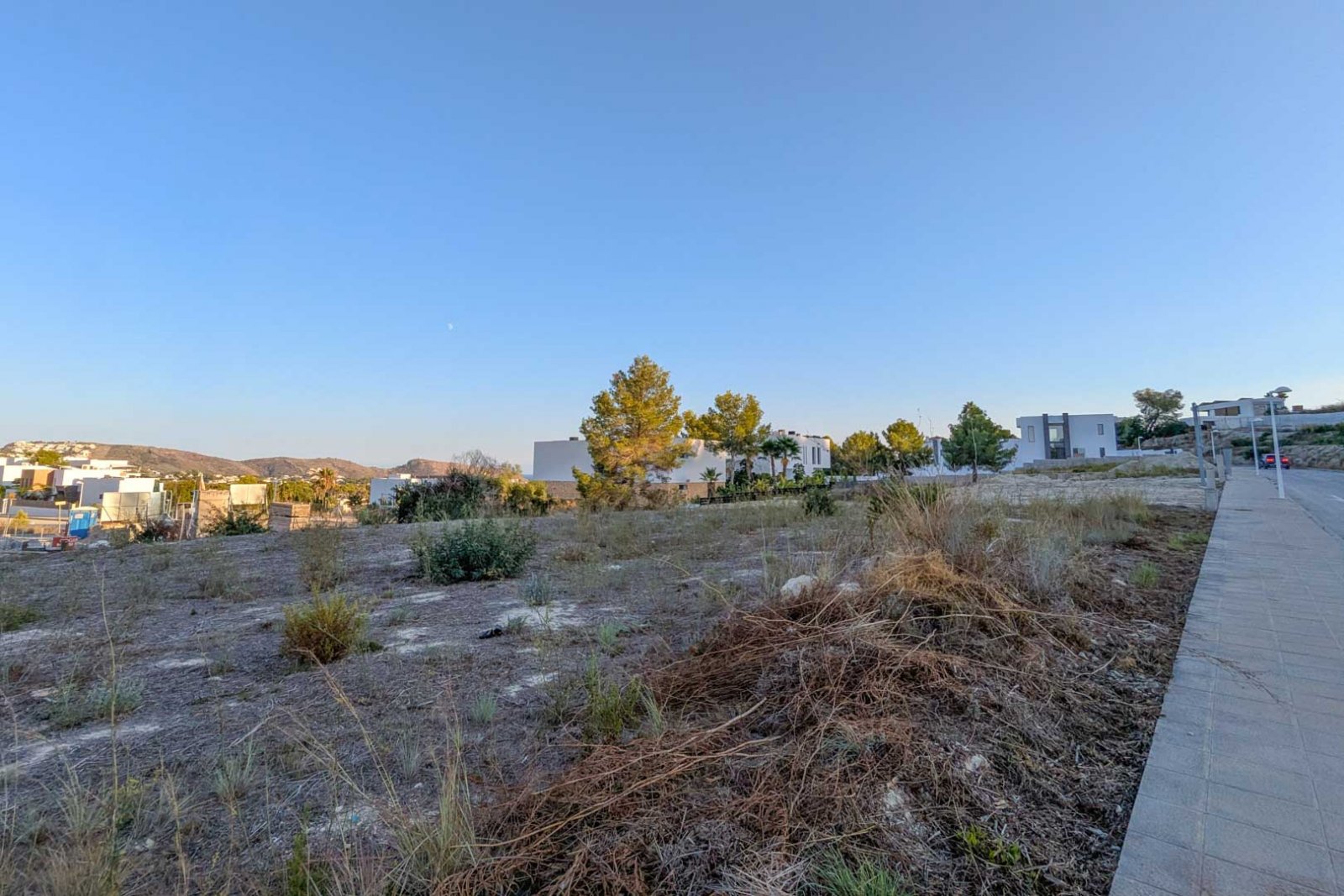 8306MOR Flaches Stadtgrundstück mit freiem Blick ins Tal und teilweisem Meerblick in Moraira zu verkaufen.