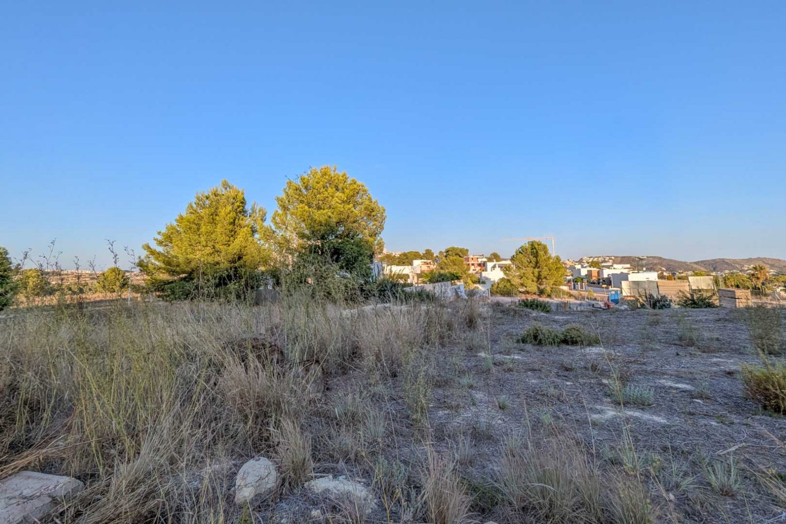 8306MOR Flaches Stadtgrundstück mit freiem Blick ins Tal und teilweisem Meerblick in Moraira zu verkaufen.