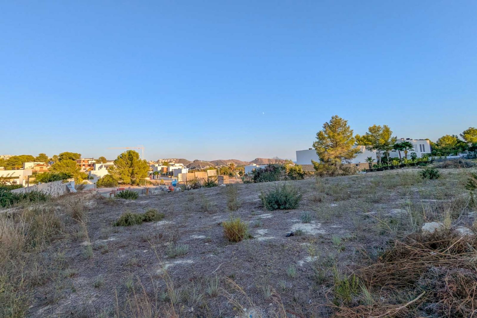 8306MOR Flaches Stadtgrundstück mit freiem Blick ins Tal und teilweisem Meerblick in Moraira zu verkaufen.