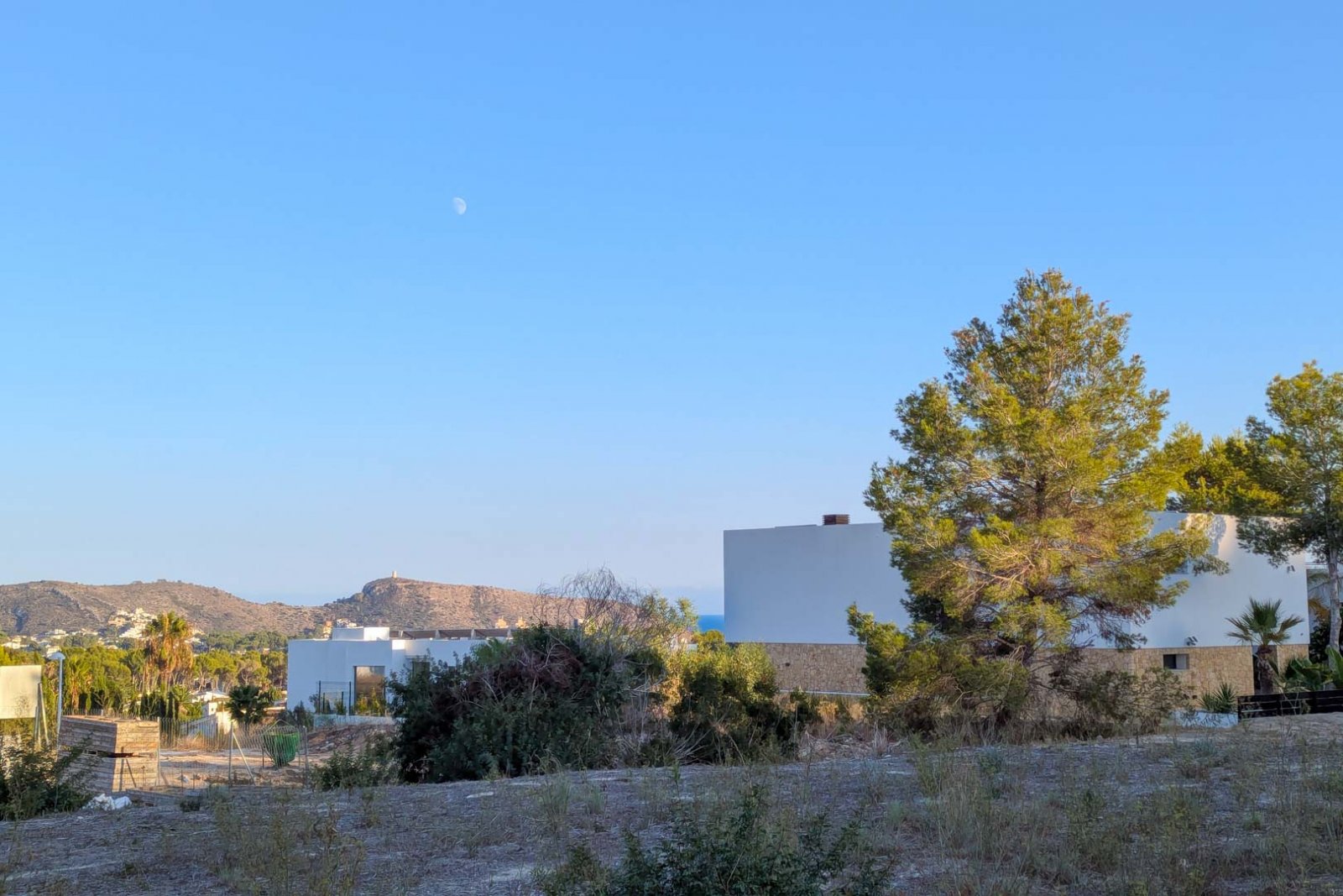 8306MOR Flaches Stadtgrundstück mit freiem Blick ins Tal und teilweisem Meerblick in Moraira zu verkaufen.