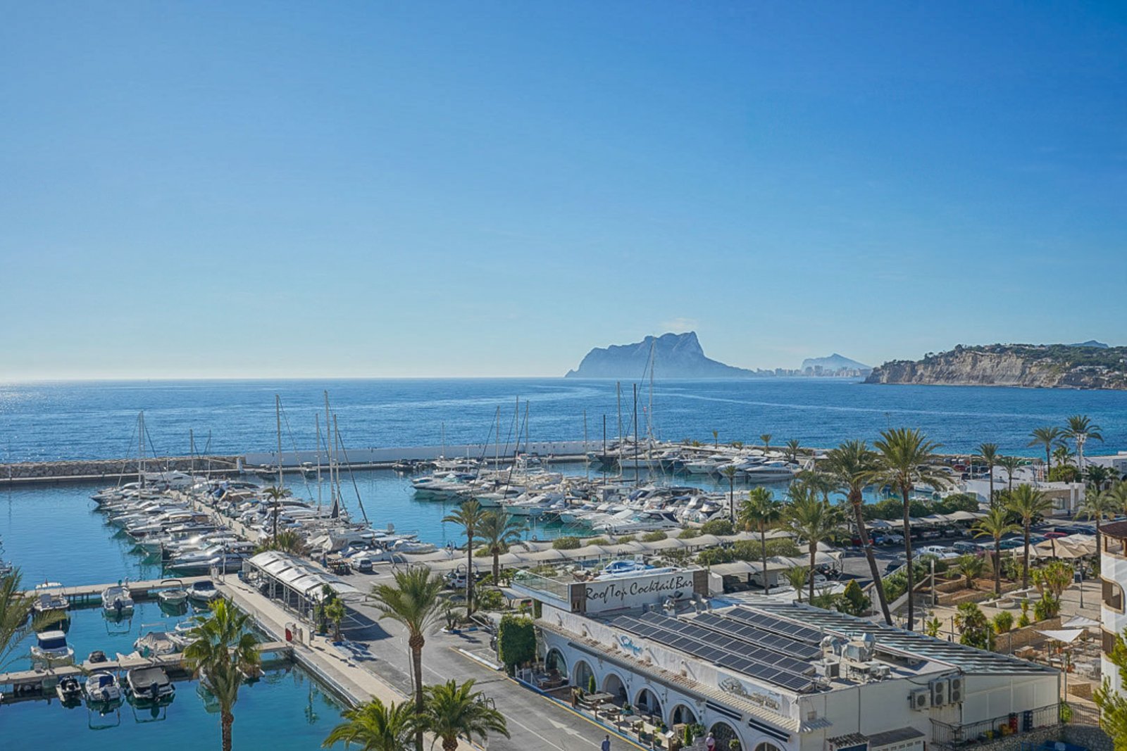 8306MOR Flaches Stadtgrundstück mit freiem Blick ins Tal und teilweisem Meerblick in Moraira zu verkaufen.