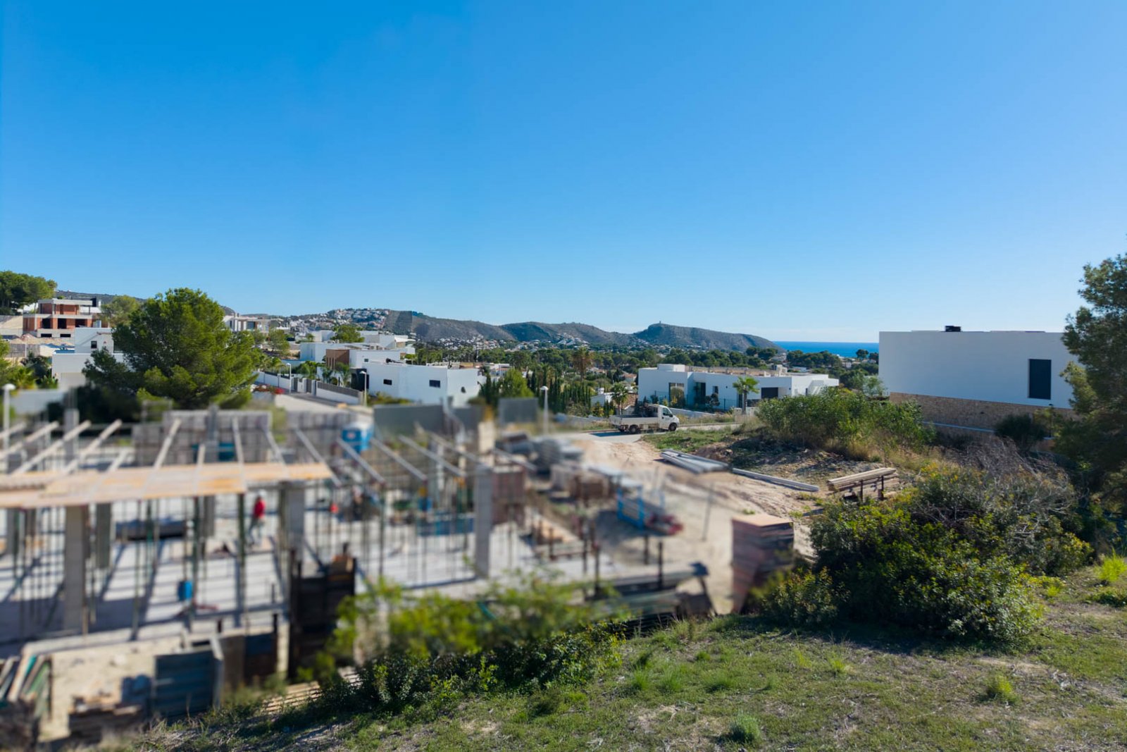 8306MOR Flaches Stadtgrundstück mit freiem Blick ins Tal und teilweisem Meerblick in Moraira zu verkaufen.