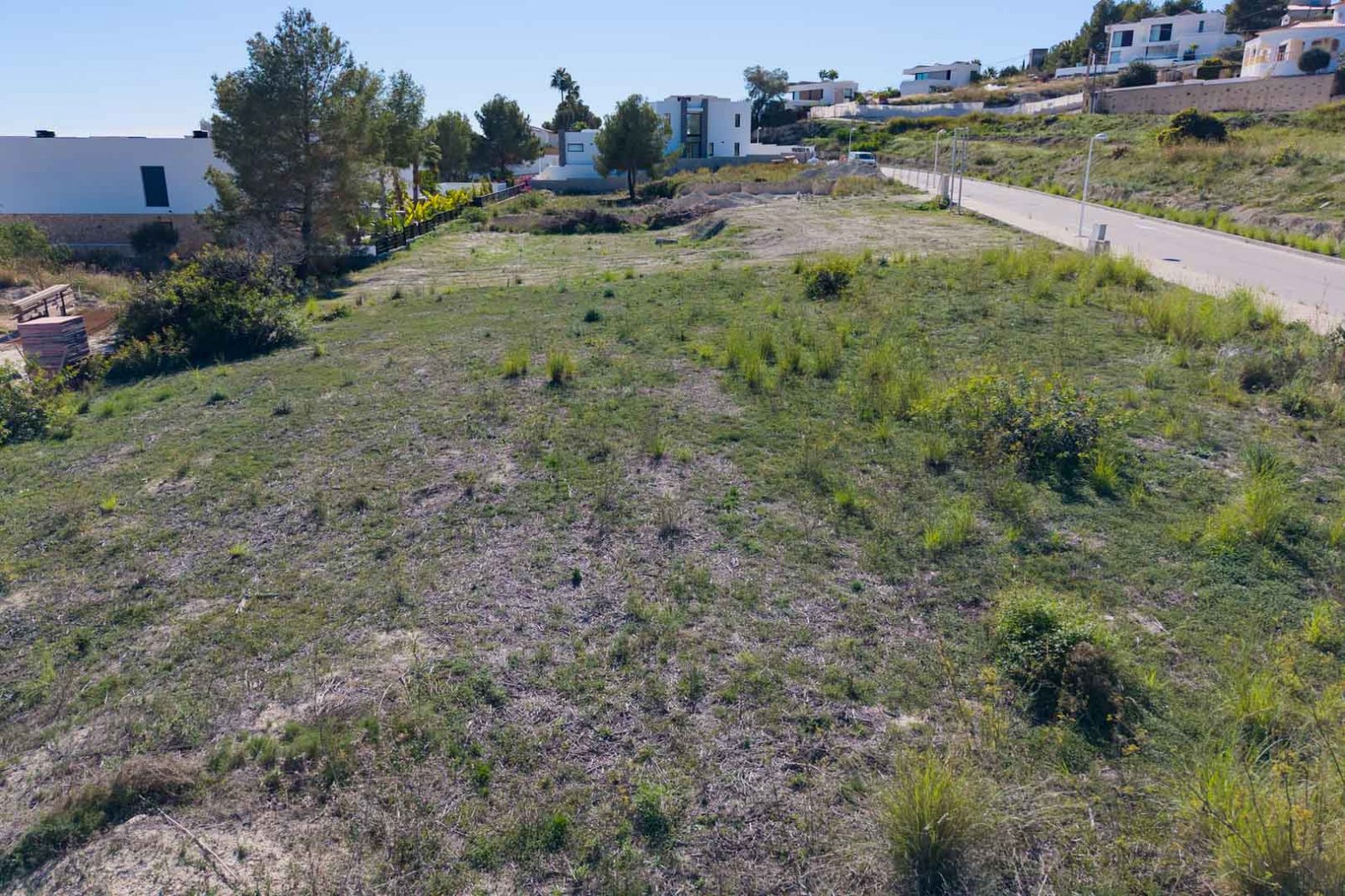 8306MOR Flaches Stadtgrundstück mit freiem Blick ins Tal und teilweisem Meerblick in Moraira zu verkaufen.