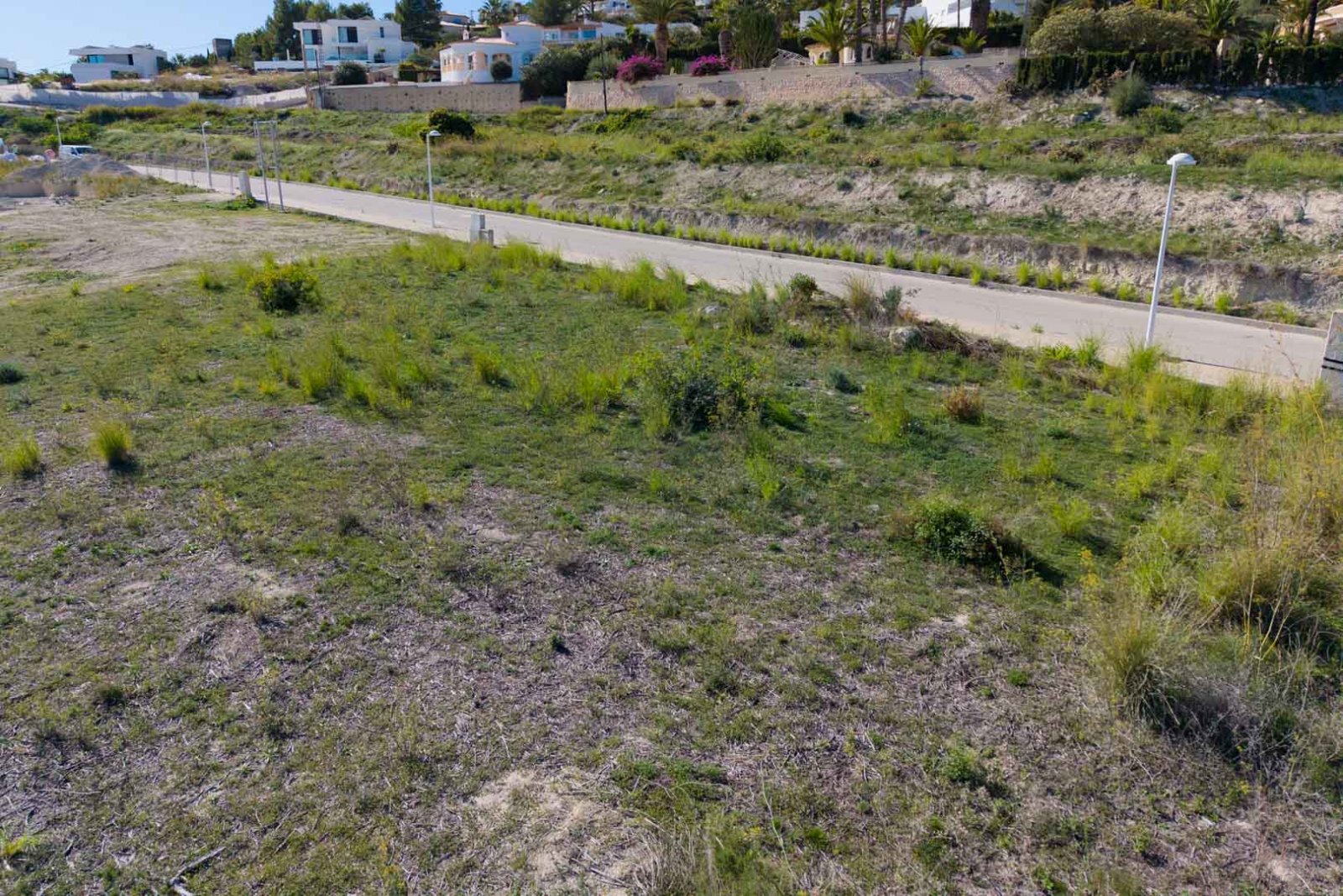 8306MOR Flaches Stadtgrundstück mit freiem Blick ins Tal und teilweisem Meerblick in Moraira zu verkaufen.
