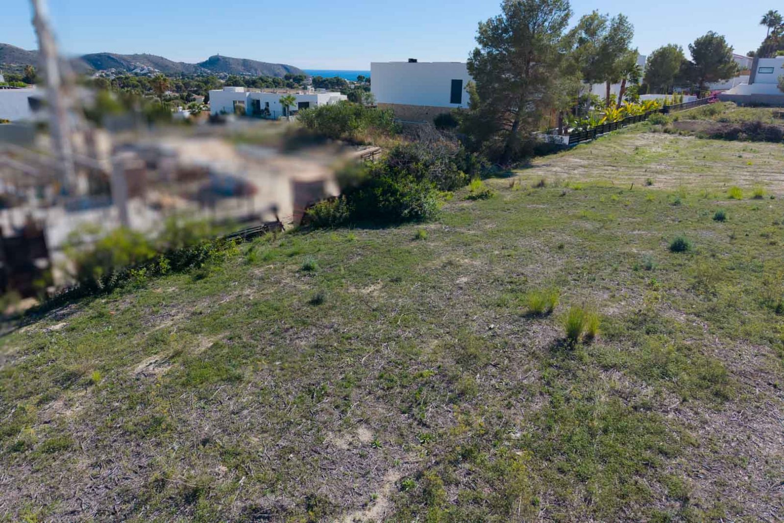 8306MOR Flaches Stadtgrundstück mit freiem Blick ins Tal und teilweisem Meerblick in Moraira zu verkaufen.