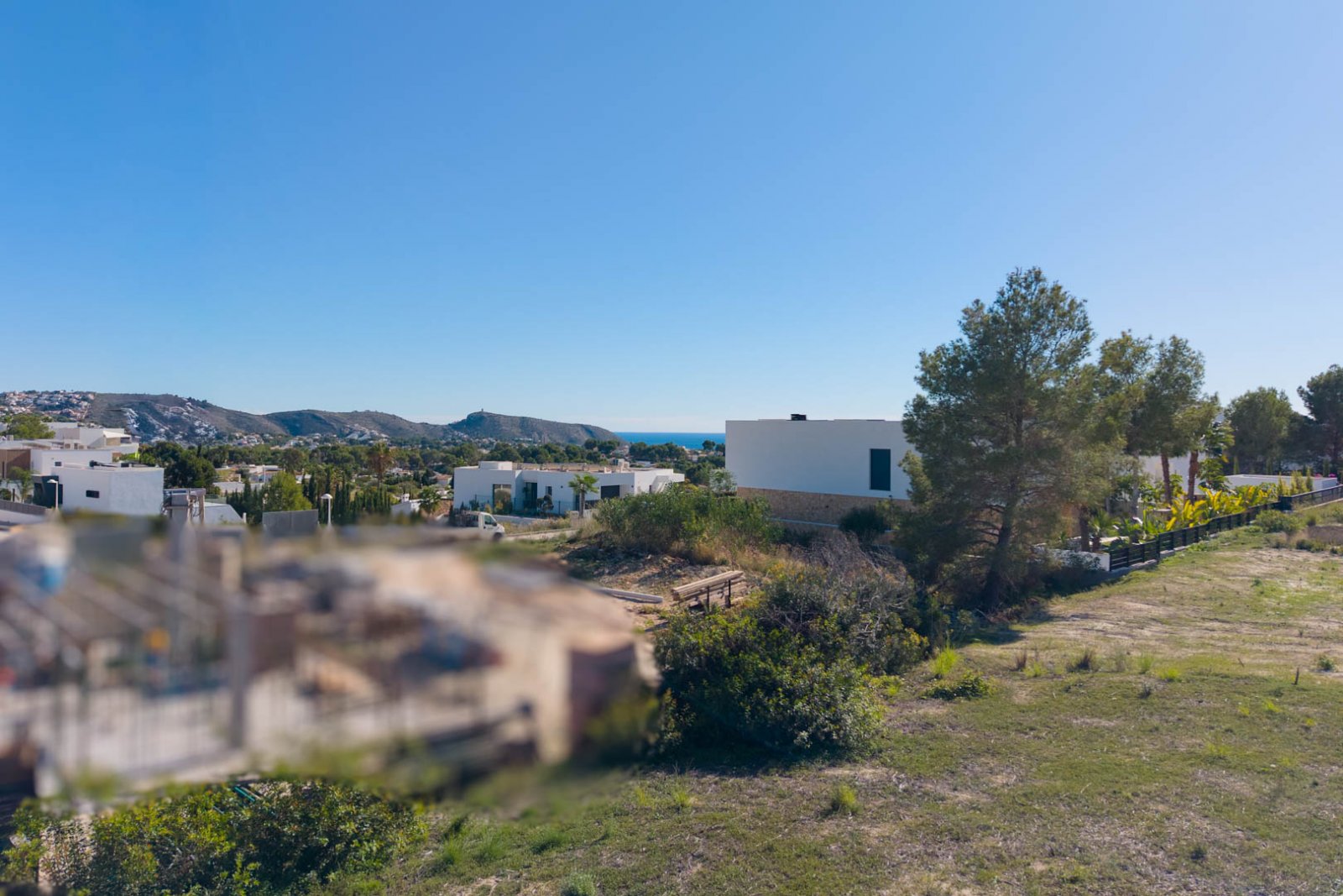 8306MOR Flaches Stadtgrundstück mit freiem Blick ins Tal und teilweisem Meerblick in Moraira zu verkaufen.