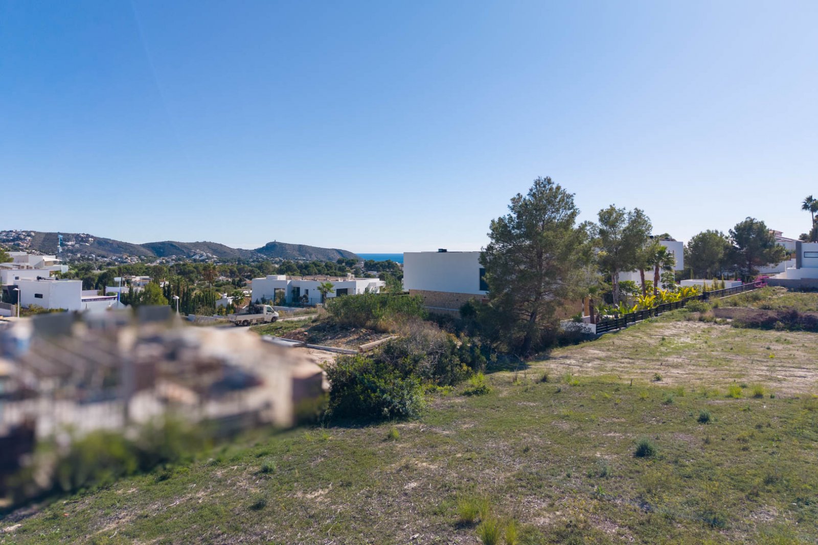 8306MOR Flaches Stadtgrundstück mit freiem Blick ins Tal und teilweisem Meerblick in Moraira zu verkaufen.