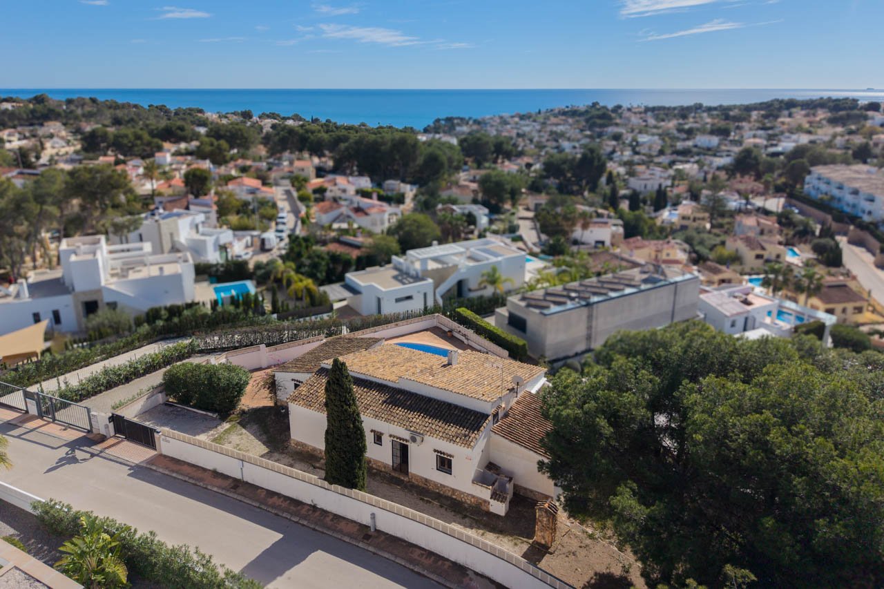 8318BEN Villa mit Renovierungsprojekt und Meerblick in Benissa zu verkaufen.