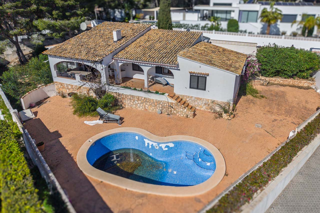 8318BEN Villa mit Renovierungsprojekt und Meerblick in Benissa zu verkaufen.